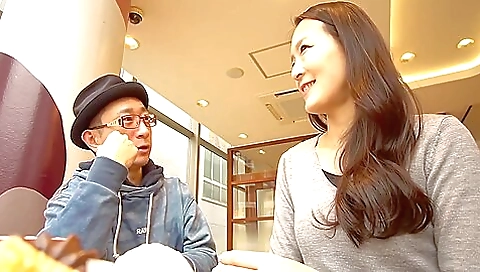 Picking Up A Beautiful Woman: I Am A Little Older Than Your Usual... Is That Ok? 2